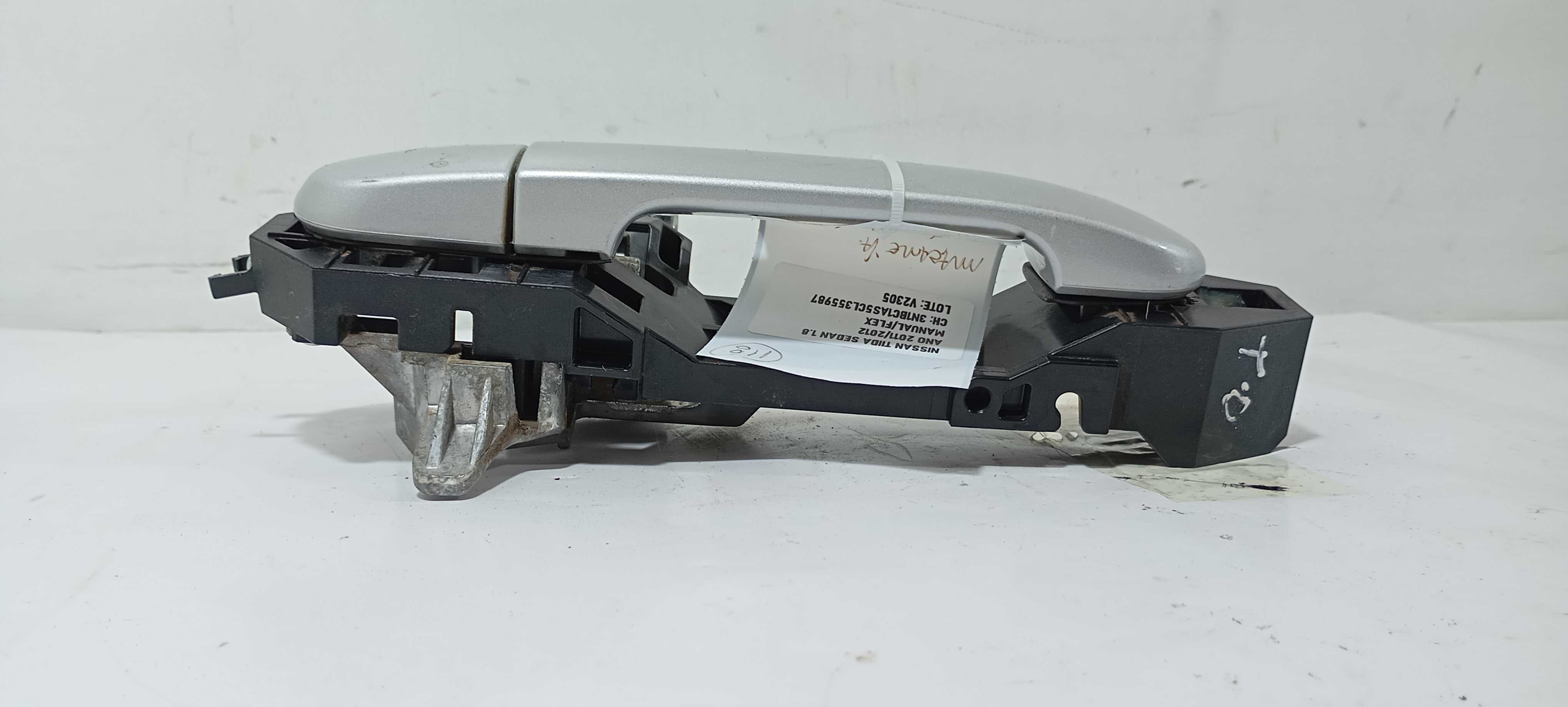 Maçaneta Externa Traseiro D. Nissan Tiida Sedan 1.8 12 V2305 Cinza Perolado Traseira 4