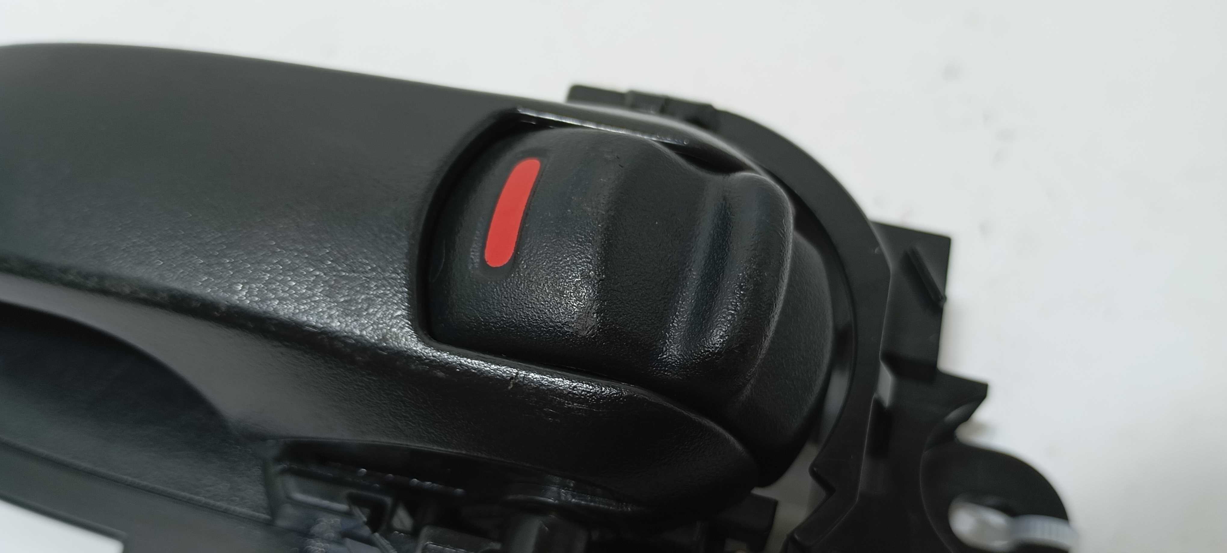 Maçaneta Interna Diant. D. Nissan Tiida Sedan 1.8 12 V2305  Preto Dianteira 7