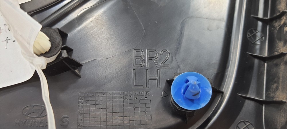 Moldura Coluna Traseira Esquerda Hyundai Hb20 2021 87830r150 Preto 6