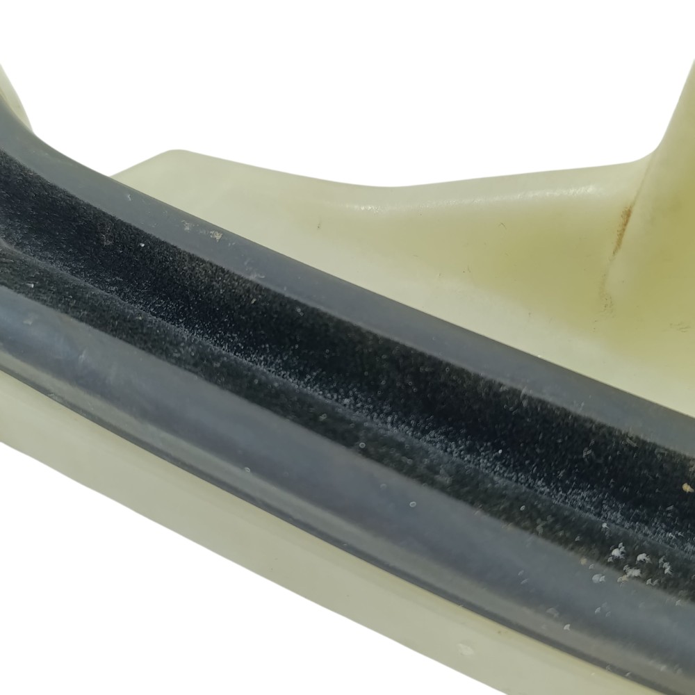 Guia vidro dianteiro direito Peugeot 208 ano 2024 9823206080 4