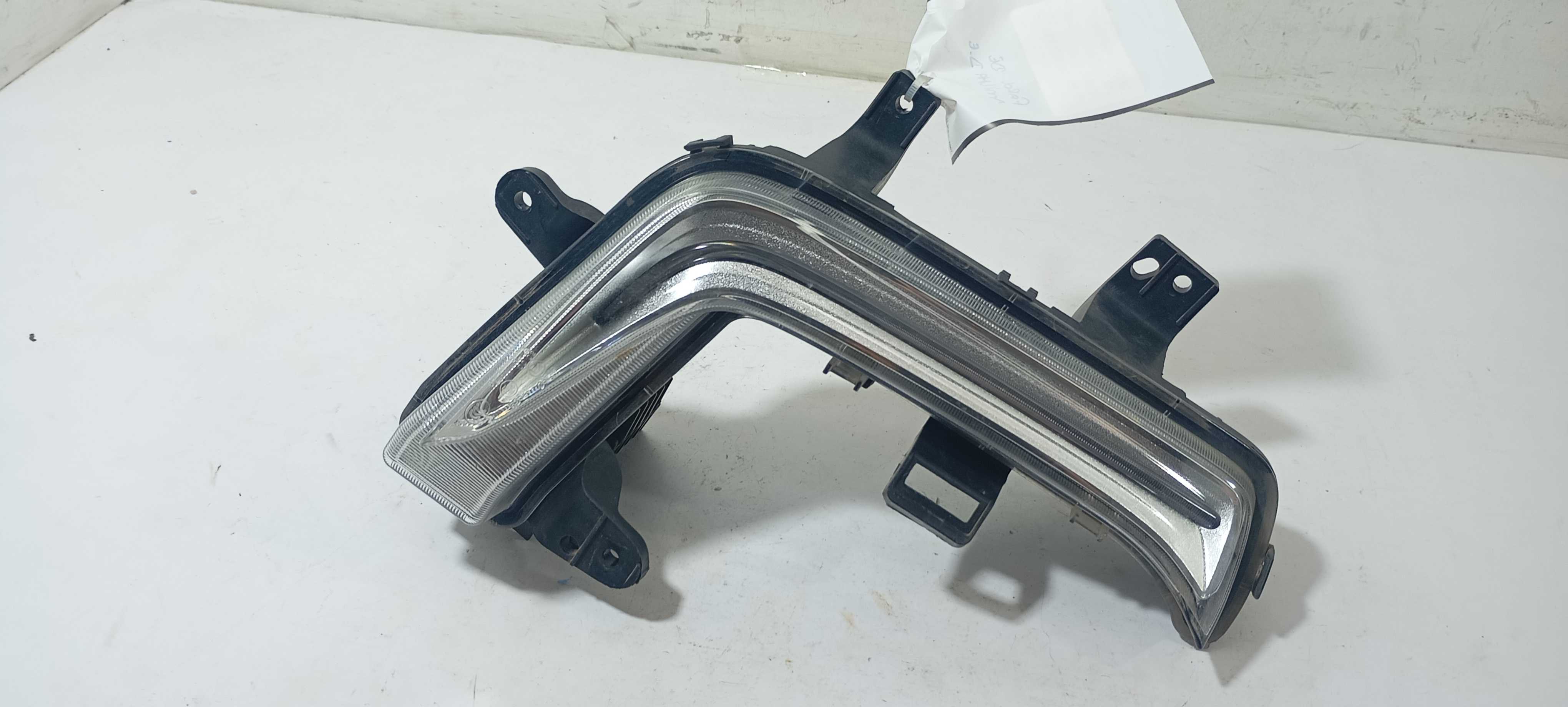 Farol Milha Esquerdo Gm Tracker Lt 2024 26211723 Branca
