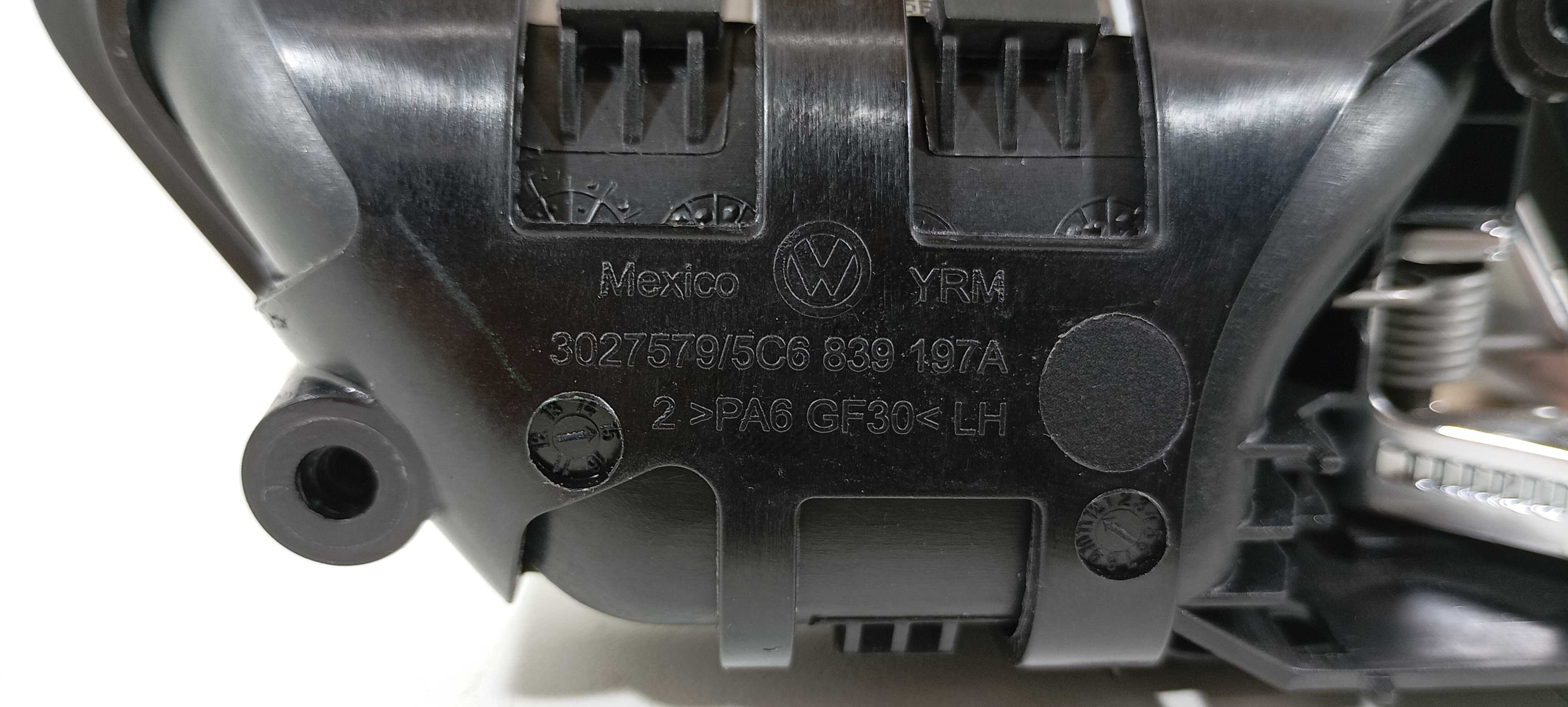 Maçaneta Interna Traseira E. Volkswagen Jetta 1.4 2016 V2297 Preto/prata Traseira 6