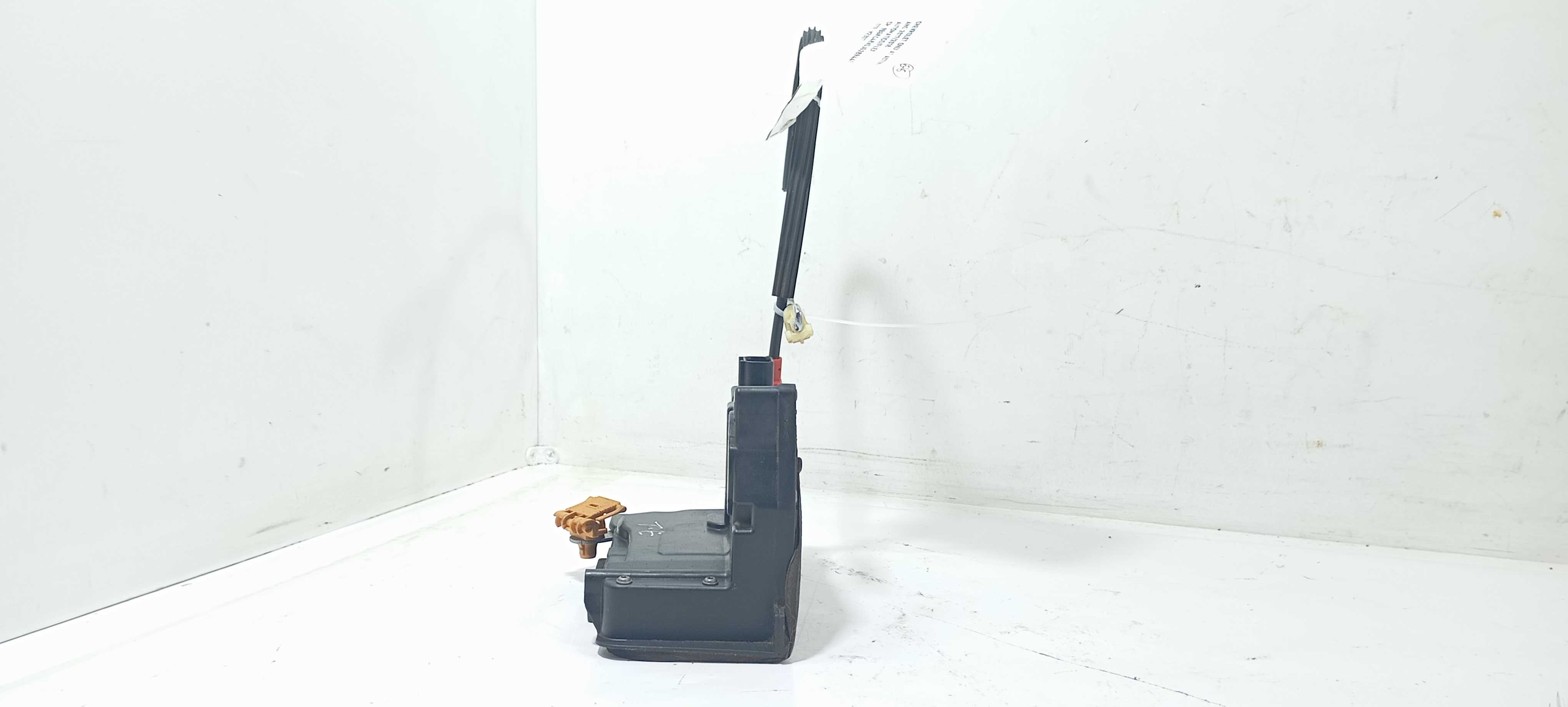 Fechadura Porta Traseiro E. Gm Onix Active 1.4 2018 13510456 2