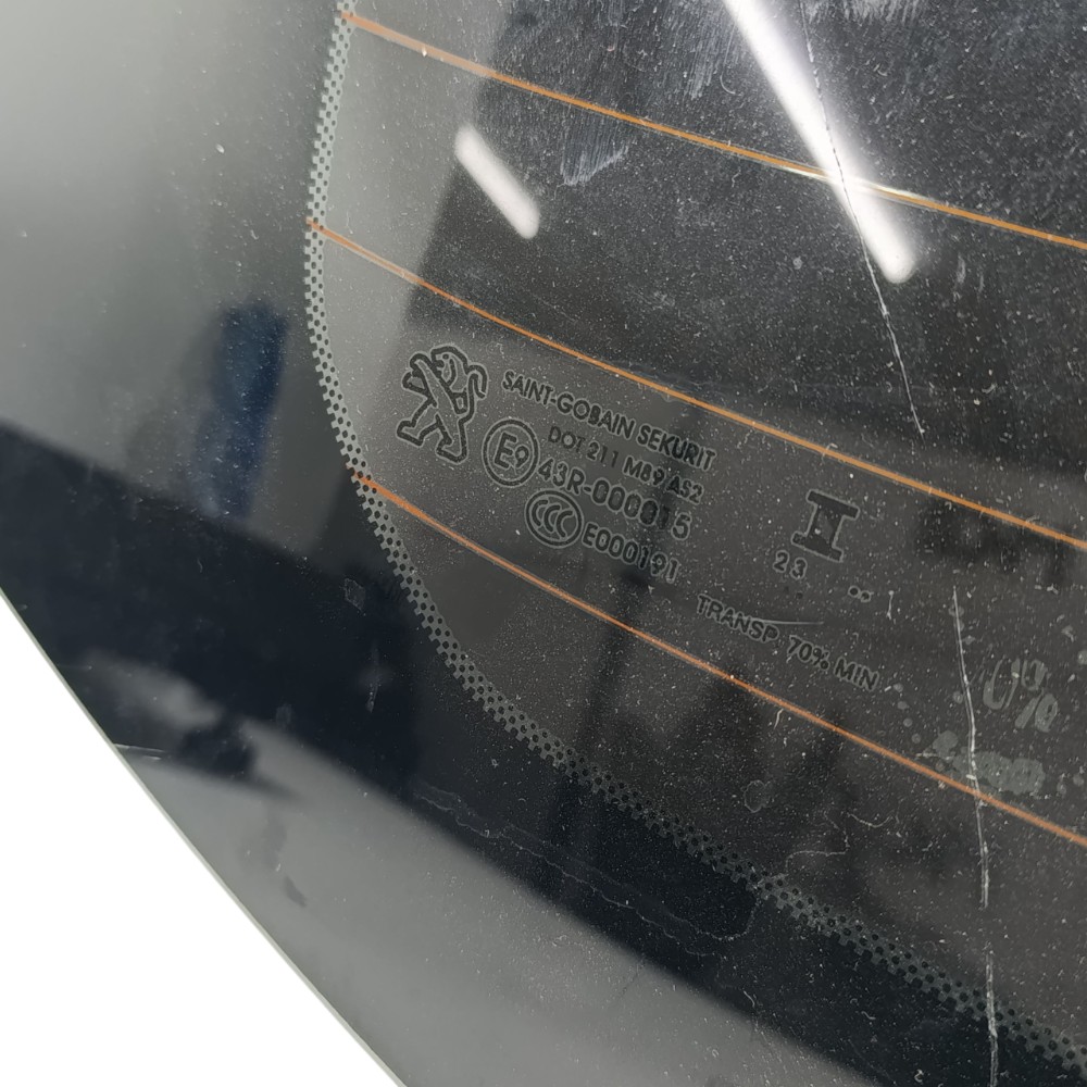 Vidro traseiro Peugeot 208 ano 2024 E943R000015 6