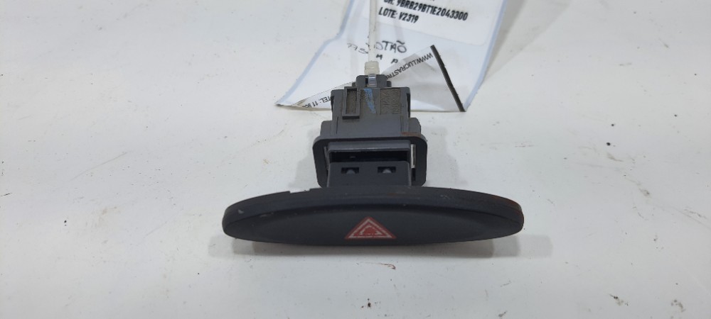 Botão Pisca Alerta Toyota Etios Sedan 1.5 2014 15b060 Preto 6