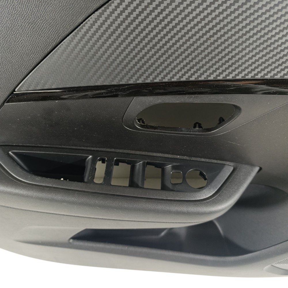 Forro porta dianteira esquerda Peugeot 208 2024 9832904980 9