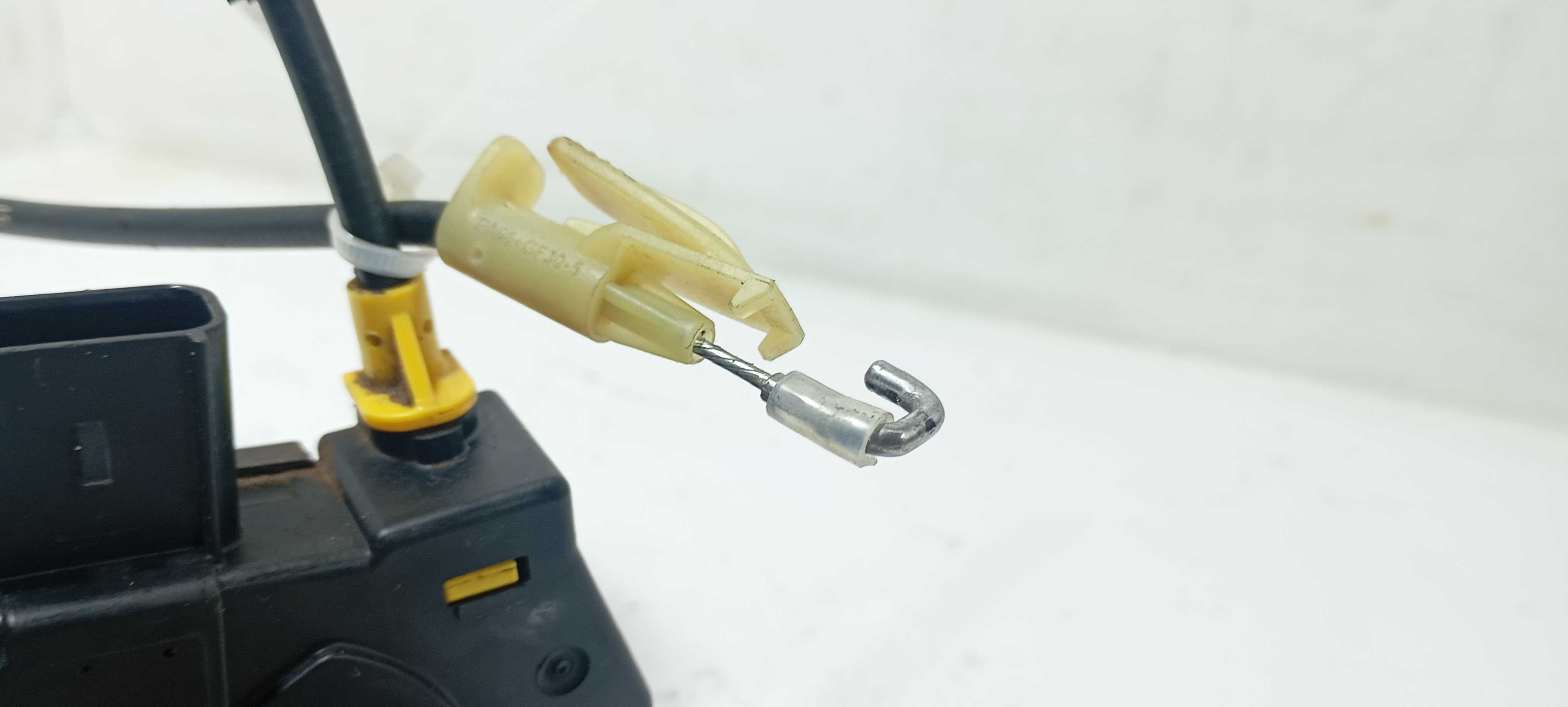 Fechadura Porta Traseira D. Gm Onix Active 1.4 2018 13510458 4