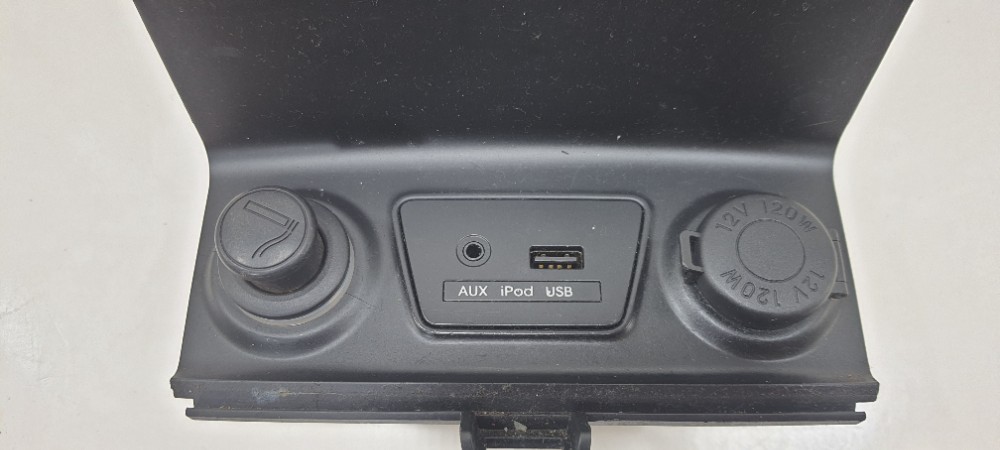 Acabamento Console Usb Hyundai Ix35 2.0 Ano 2012 846212s200 Preto 2