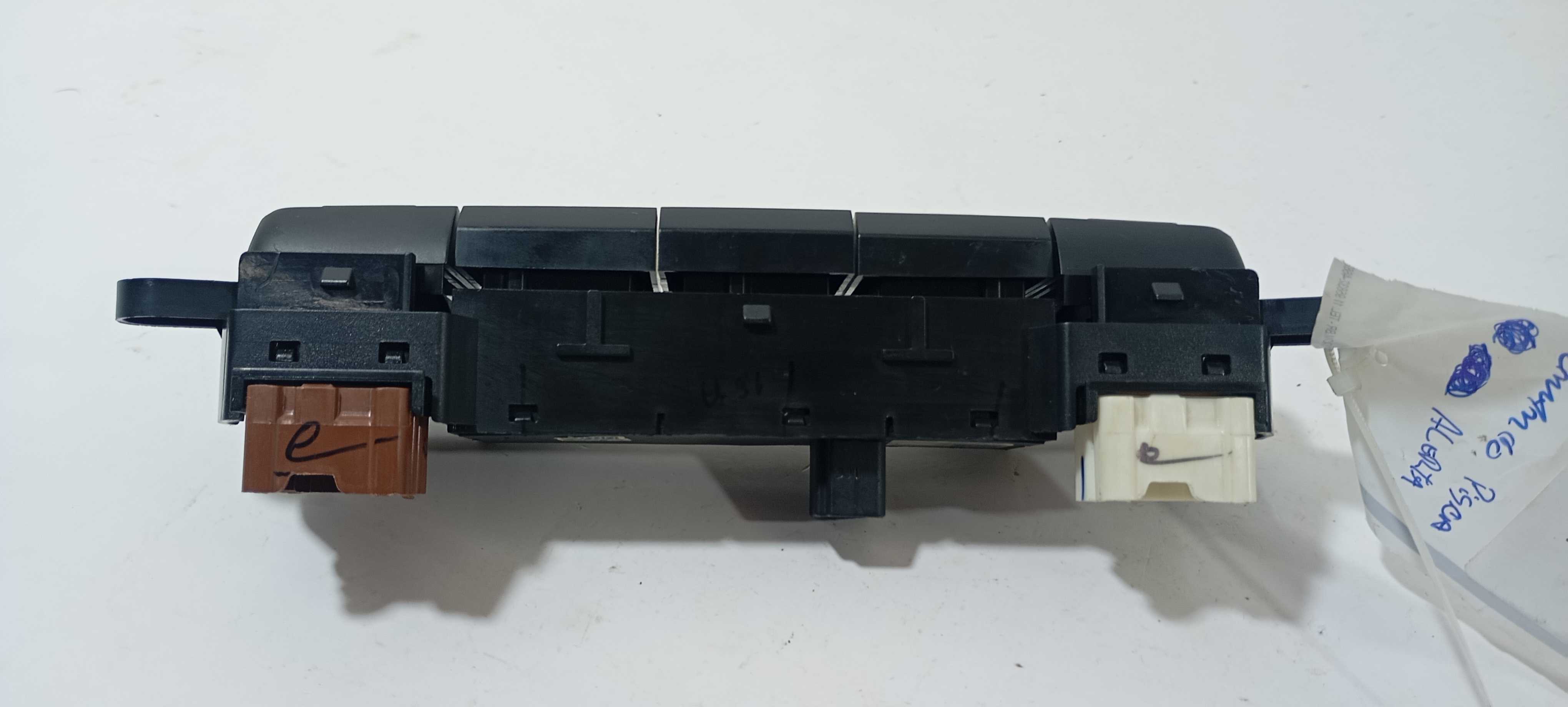 Botão Pisca Alerta E Ar Condicionado Kwid 2021 252906226r Preto 2