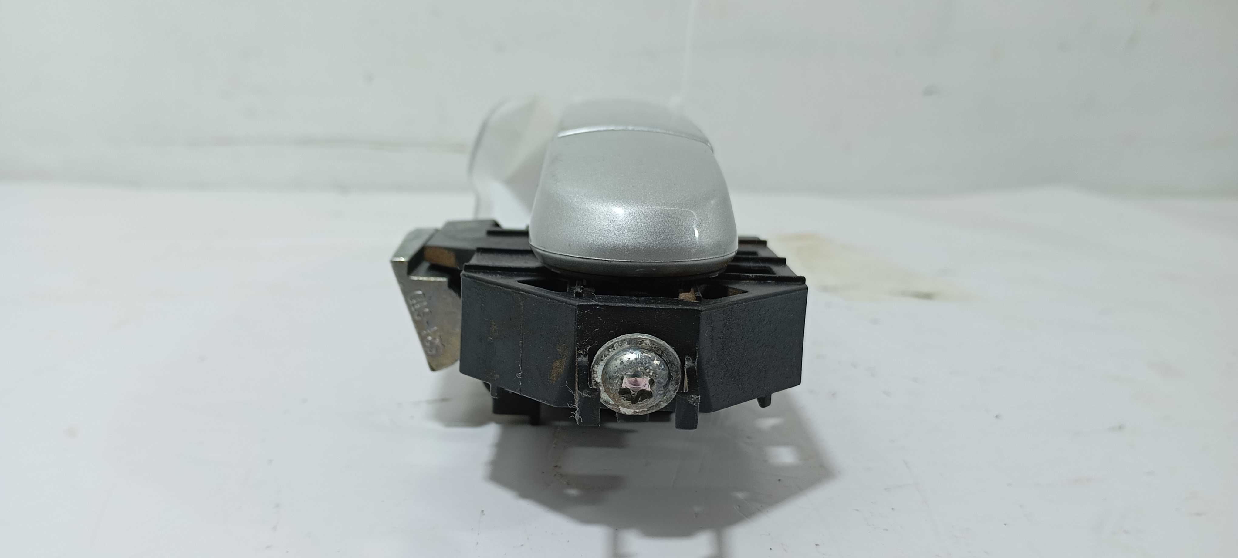 Maçaneta Externa Diant. D. Nissan Tiida Sedan 1.8 12 V2305 Cinza Perolado Dianteira 4