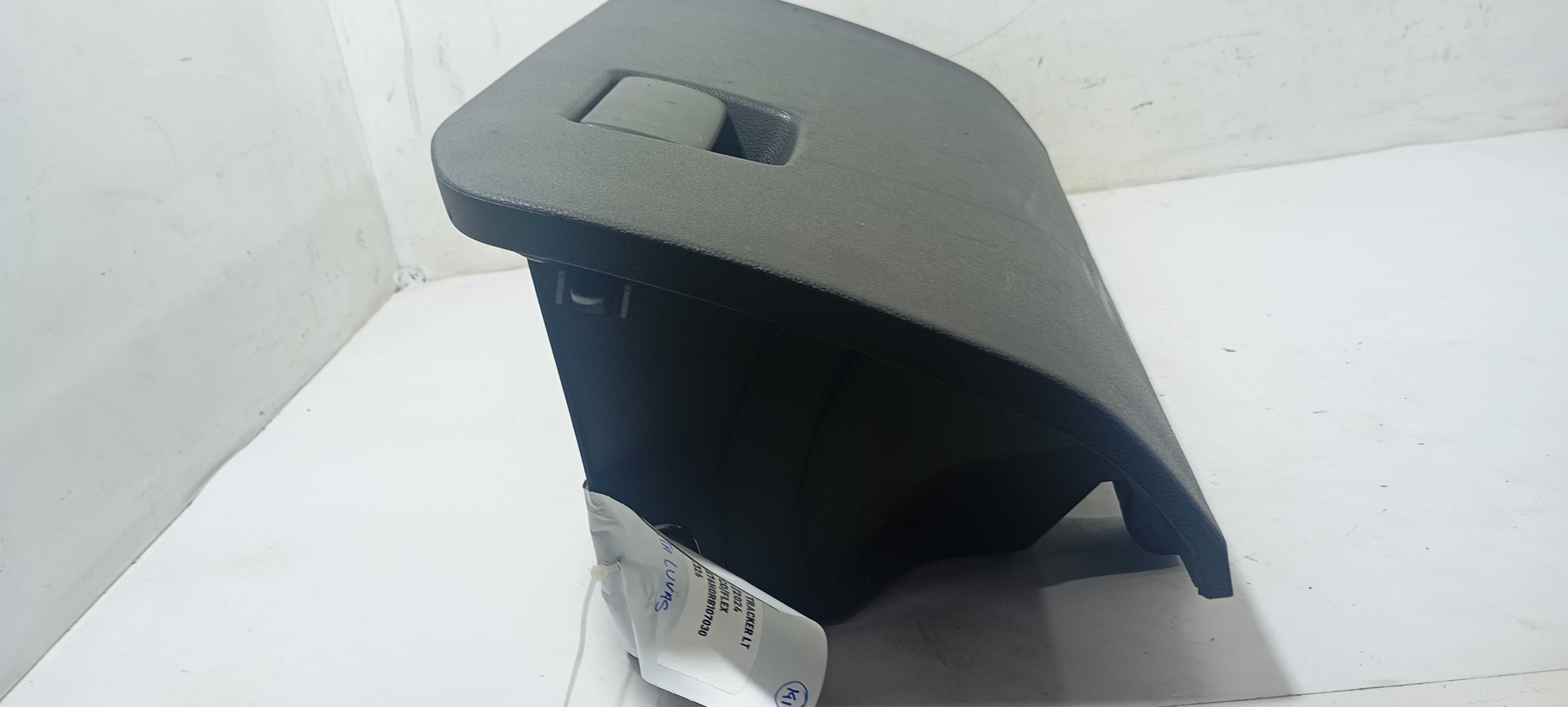 Tampa Porta Luvas Gm Tracker Lt 2024 914748434 3