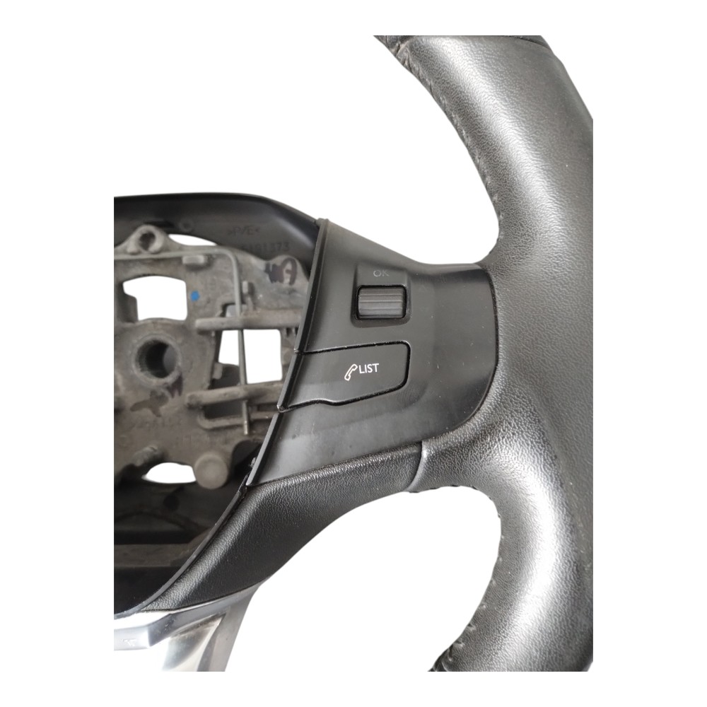 Volante Multifuncional Peugeot 208. 7