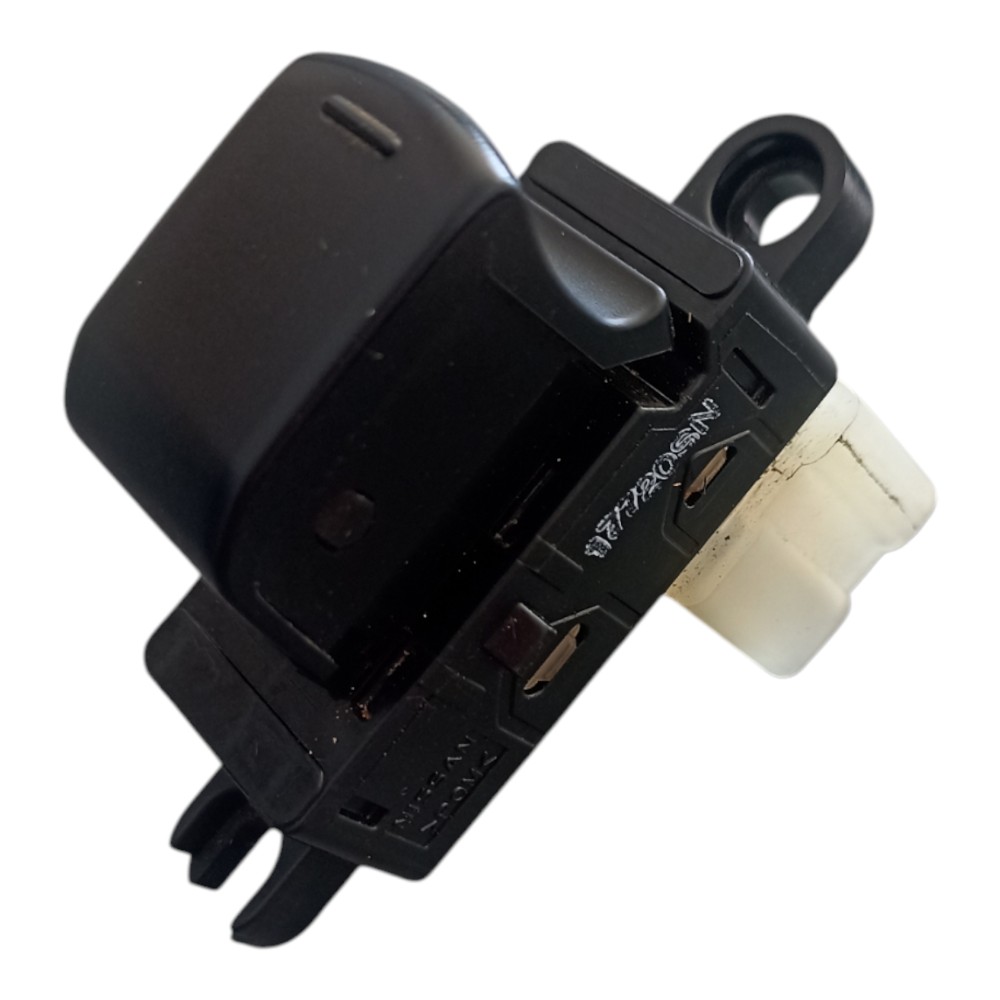 Botão Da Porta Dianteira Direita Nissan Versa 2013 À 2019. 1