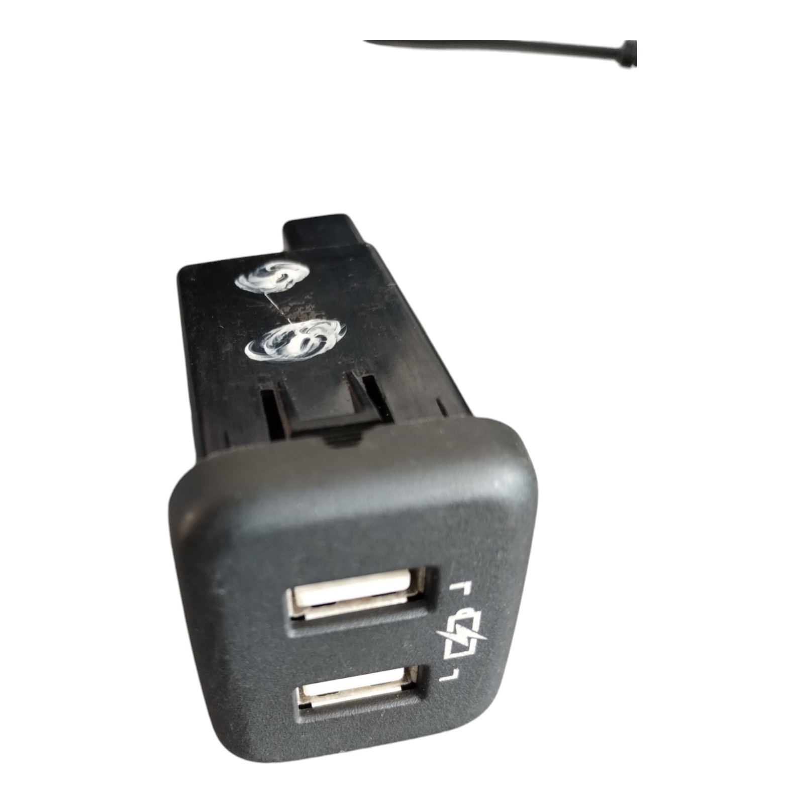 Tomada Usb Dupla Traseira Gm Onix. 4