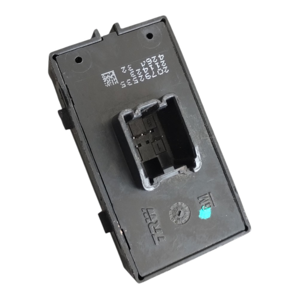 Botão Elétrico Porta Traseira Esquerda Gm Cobalt 2011 À 2015 4