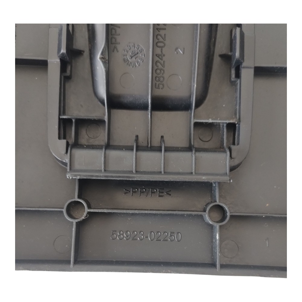 MOLDURA TOMADA 12V CONSOLE TOYOTA COROLLA 2015 A 2019. 3