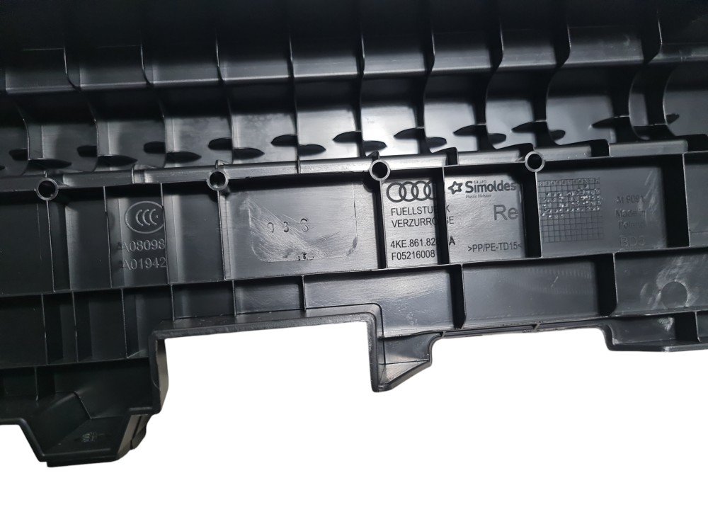 Revestimento interior porta malas audi e tron 2022 original 6
