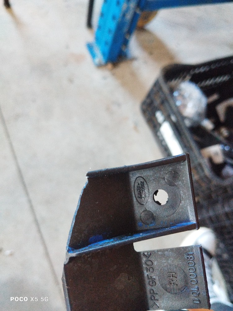 Guia Superior Dir Parachoque Traseiro Land Rover Discovery 4 2