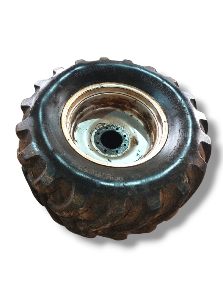 Roda dianteira c pneu Goodyear IT525 Colheitadeira Case 2799