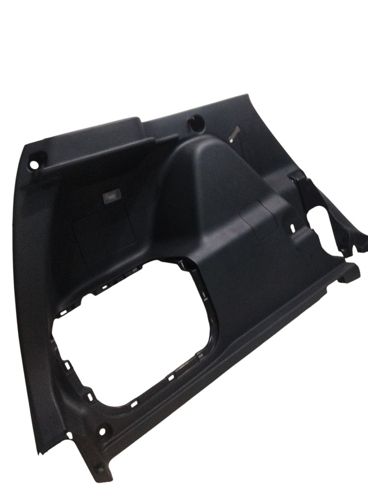 Forro lateral esquerdo porta malas Toyota Yaris Cross 2026 3