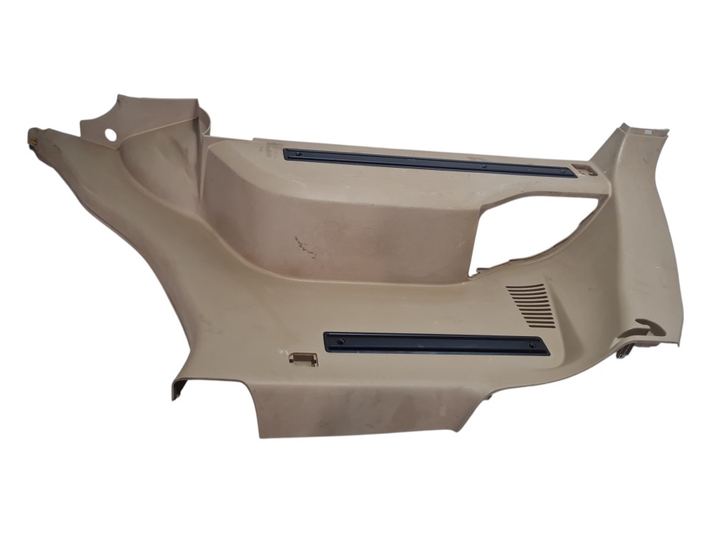 forro lateral do porta-malas de um Chevrolet Captiva sport 1