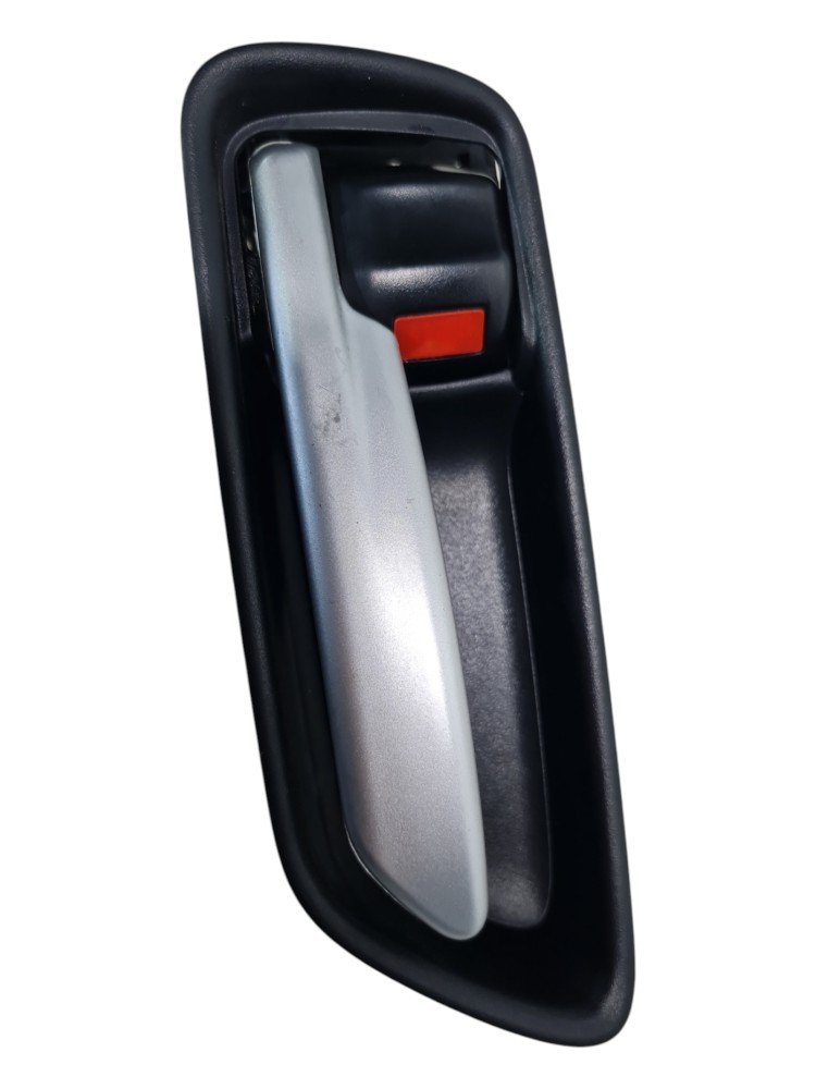 Maçaneta interna porta tras. Esq. Toyota Corolla Cross 2022