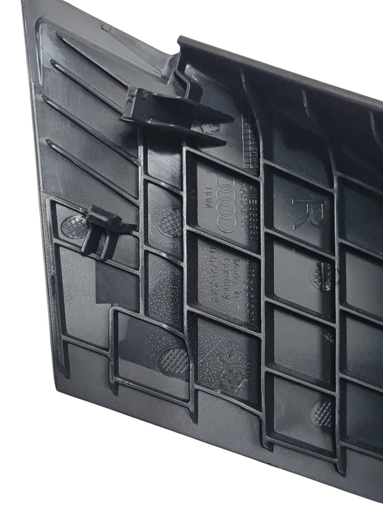 Friso do painel lateral traseiro audi e tron spb ano 2022 6