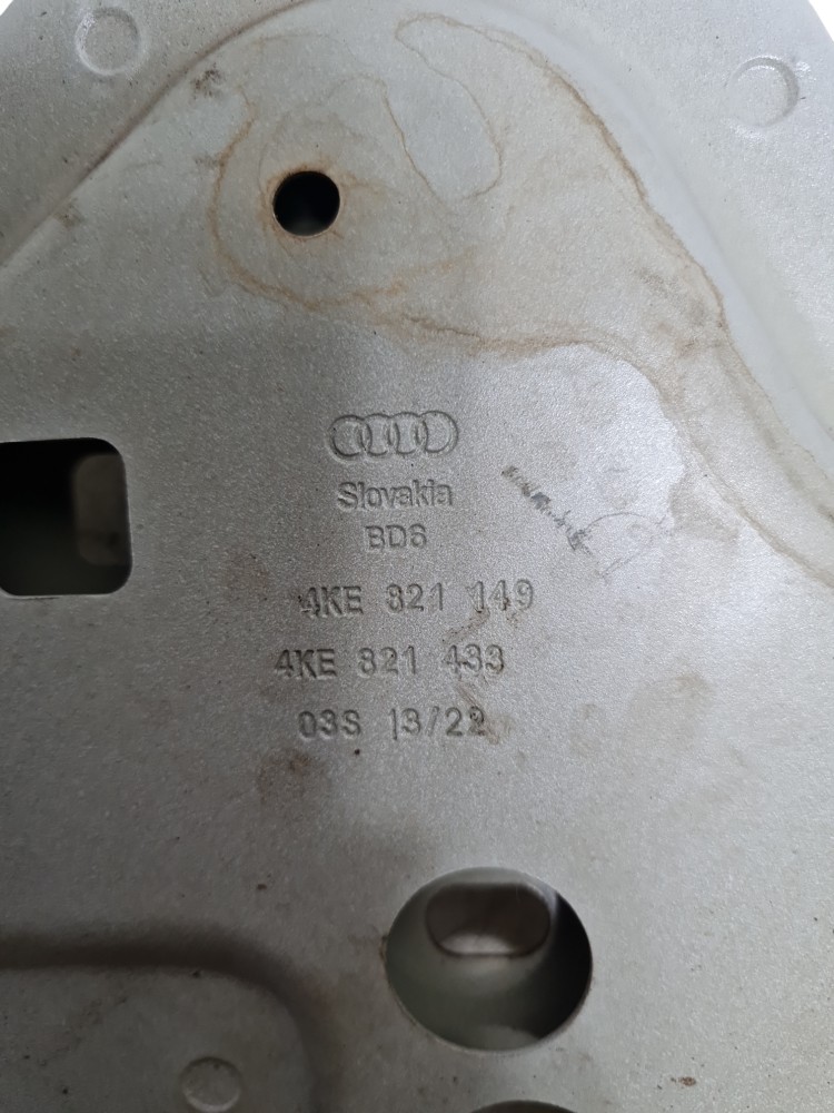 Suporte de montagem de asa esquerdo audi etron 2022 original 6
