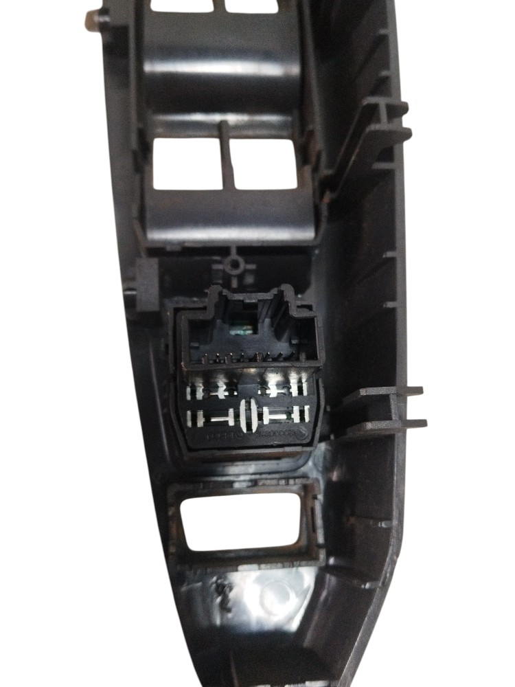 Moldura de botao vidro elétrico Chevrolet Captiva detalhes 6