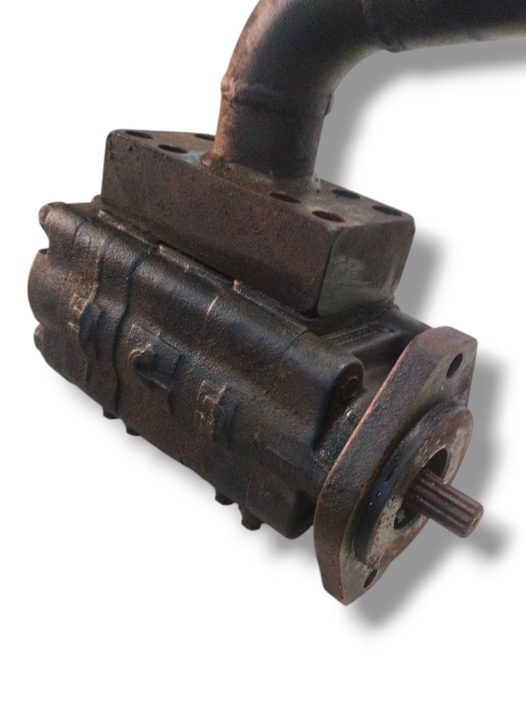 Motor hidráulico do trator John Deere 6136J 2023 com detalhe