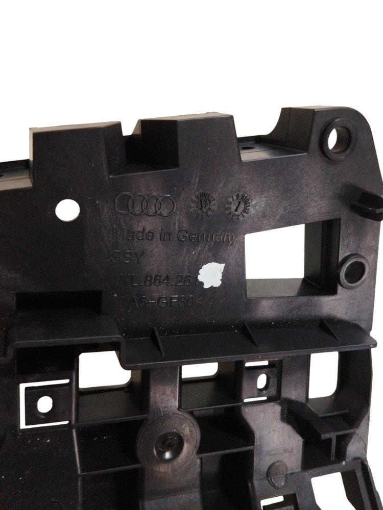 Suporte estrutural de fixação do console central Audi Etron 6