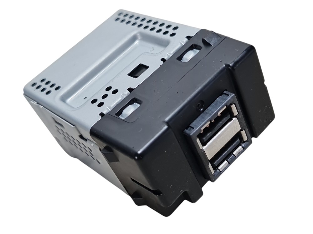 Entrada Usb Console Volvo Xc40 2020 21407038 Original 3