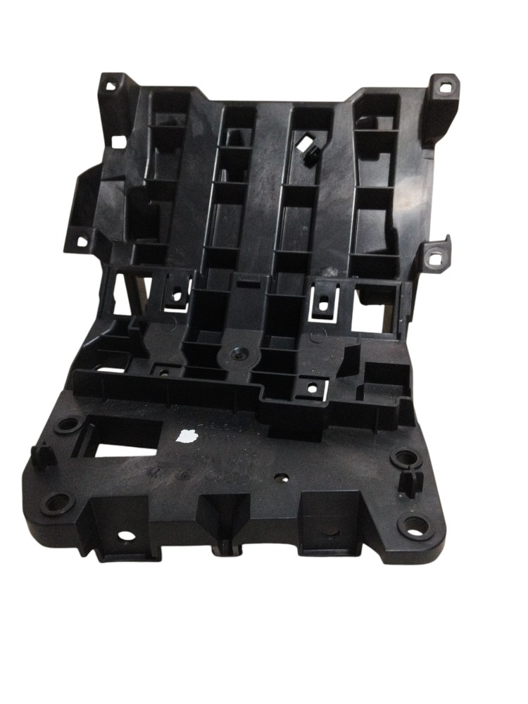 Suporte estrutural de fixação do console central Audi Etron 4