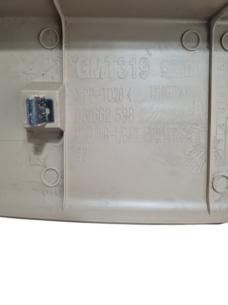 Acabamento tampa porta malas Chevrolet captiva sport 2009 6
