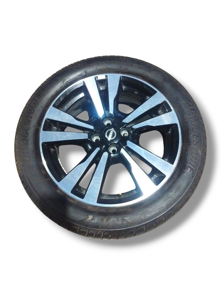 Roda 17 e pneu 205 55 Bridgestone Nissan Kicks 2023 detalhe