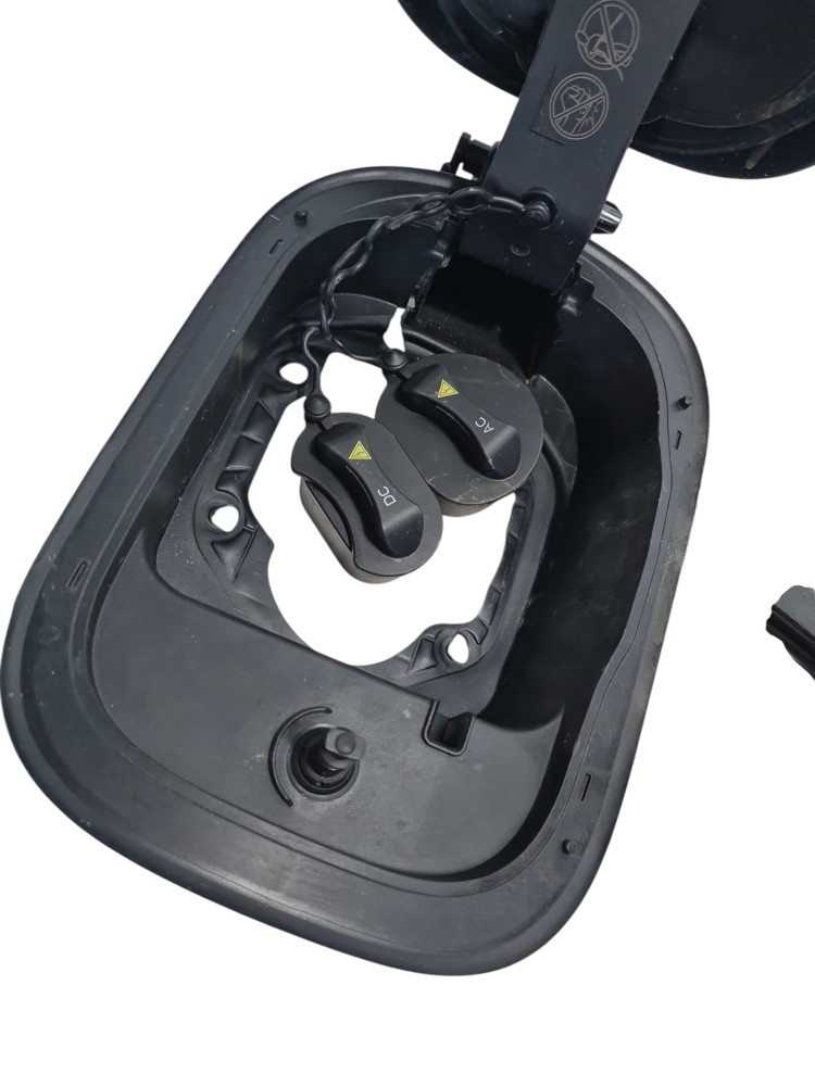 Portinhola De Carregamento Eletrico Gwm Tank 300 Original Preta 2025 6