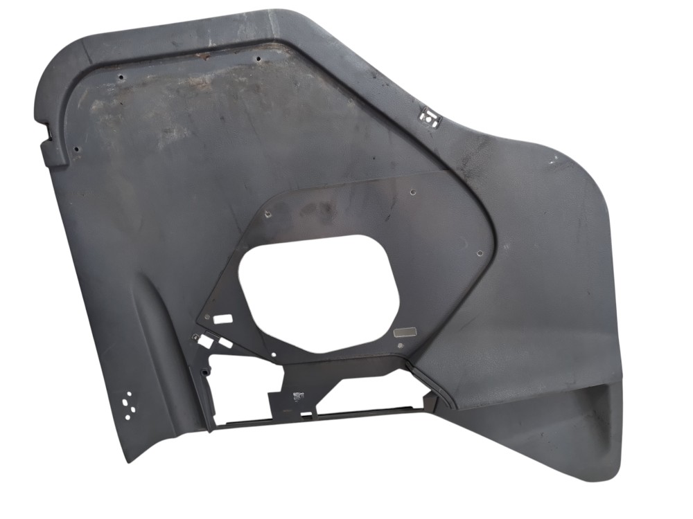 Acabamento forro porta esquerda Volvo VM 330 2021 2022 3