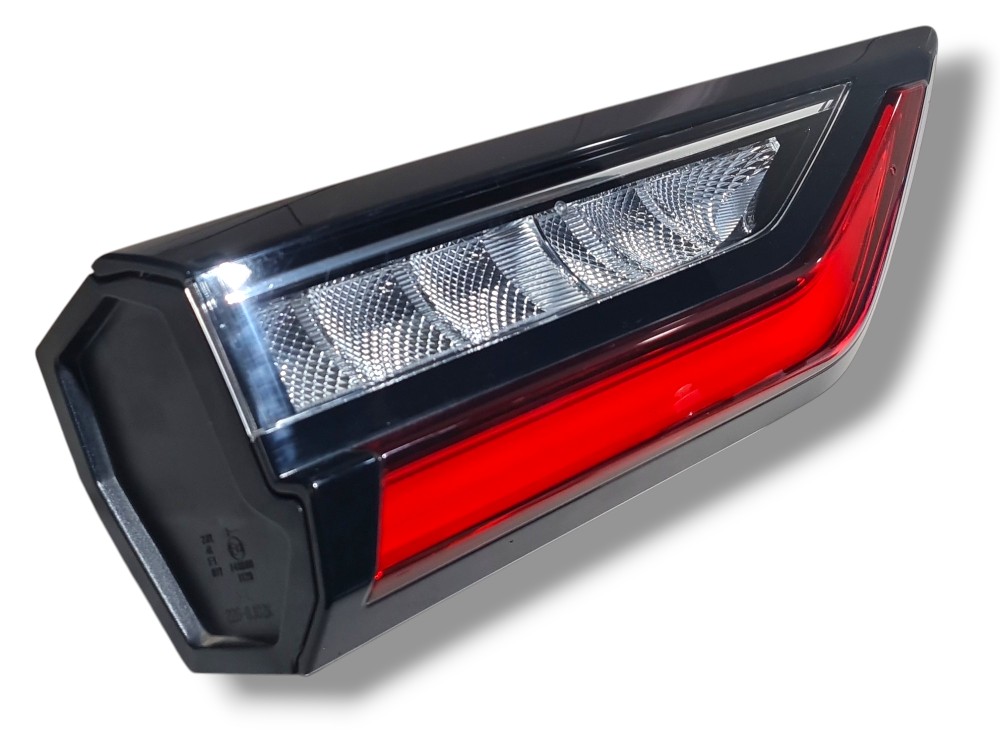 Lanterna tampa traseira esquerdo Toyota Yaris CROSS 2026 LED