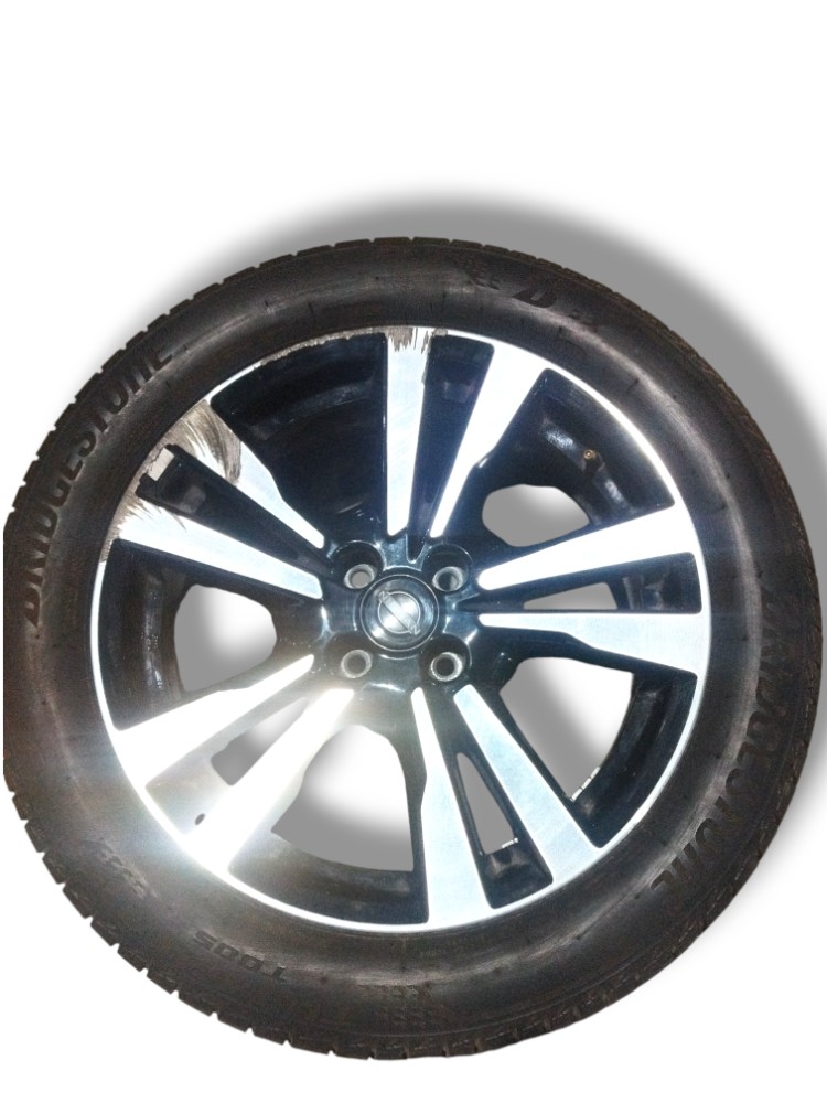 Roda e pneu 205 55 17 Bridgestone Nissan Kicks 2023 detalhe
