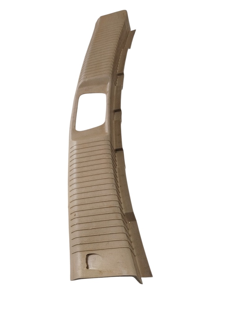 Acabamento soleira porta malas Chevrolet Captiva detalhe 4