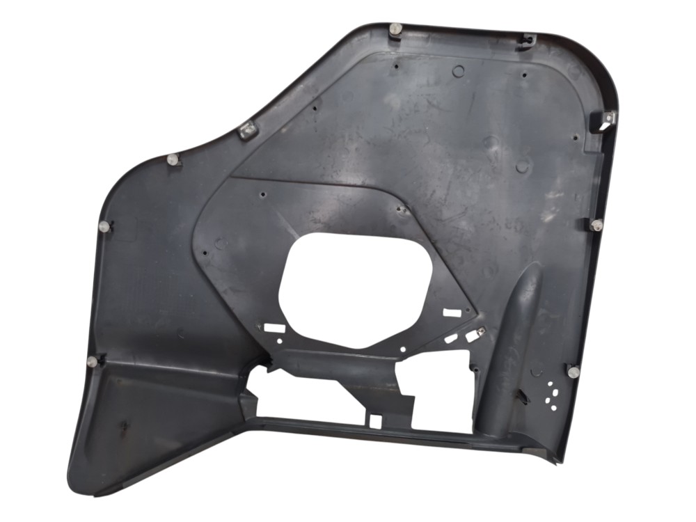 Acabamento forro porta esquerda Volvo VM 330 2021 2022 6