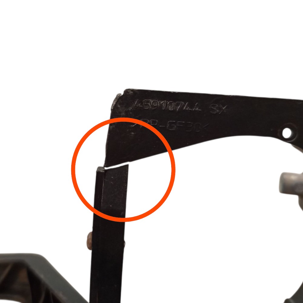 Suporte Farol Milha Esquerdo Strada 2008 2009 A 2012 Detalhe 2