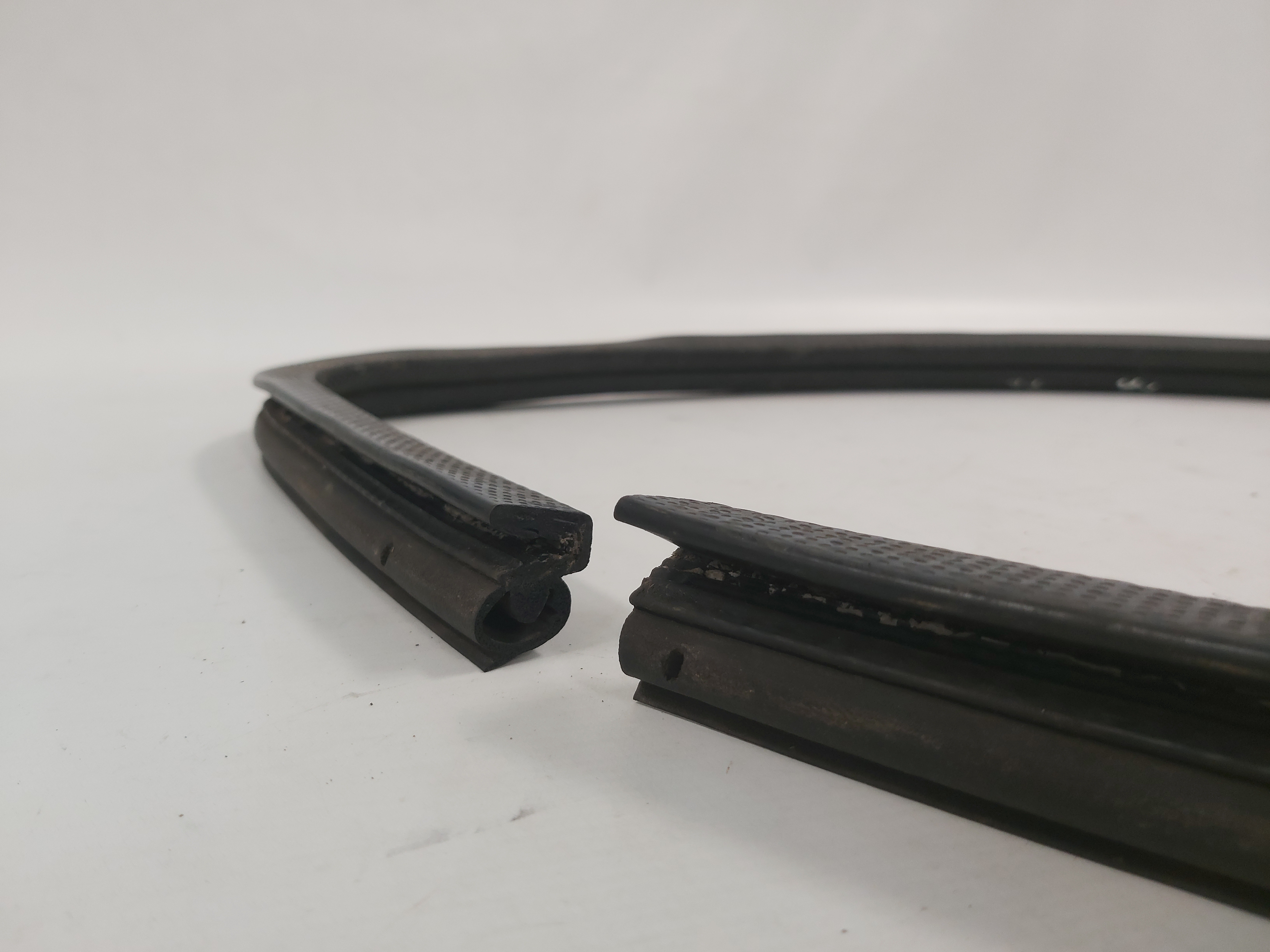 Borracha Guarnição Traseiro Esquerdo Ford Ka 97 A 2003 5