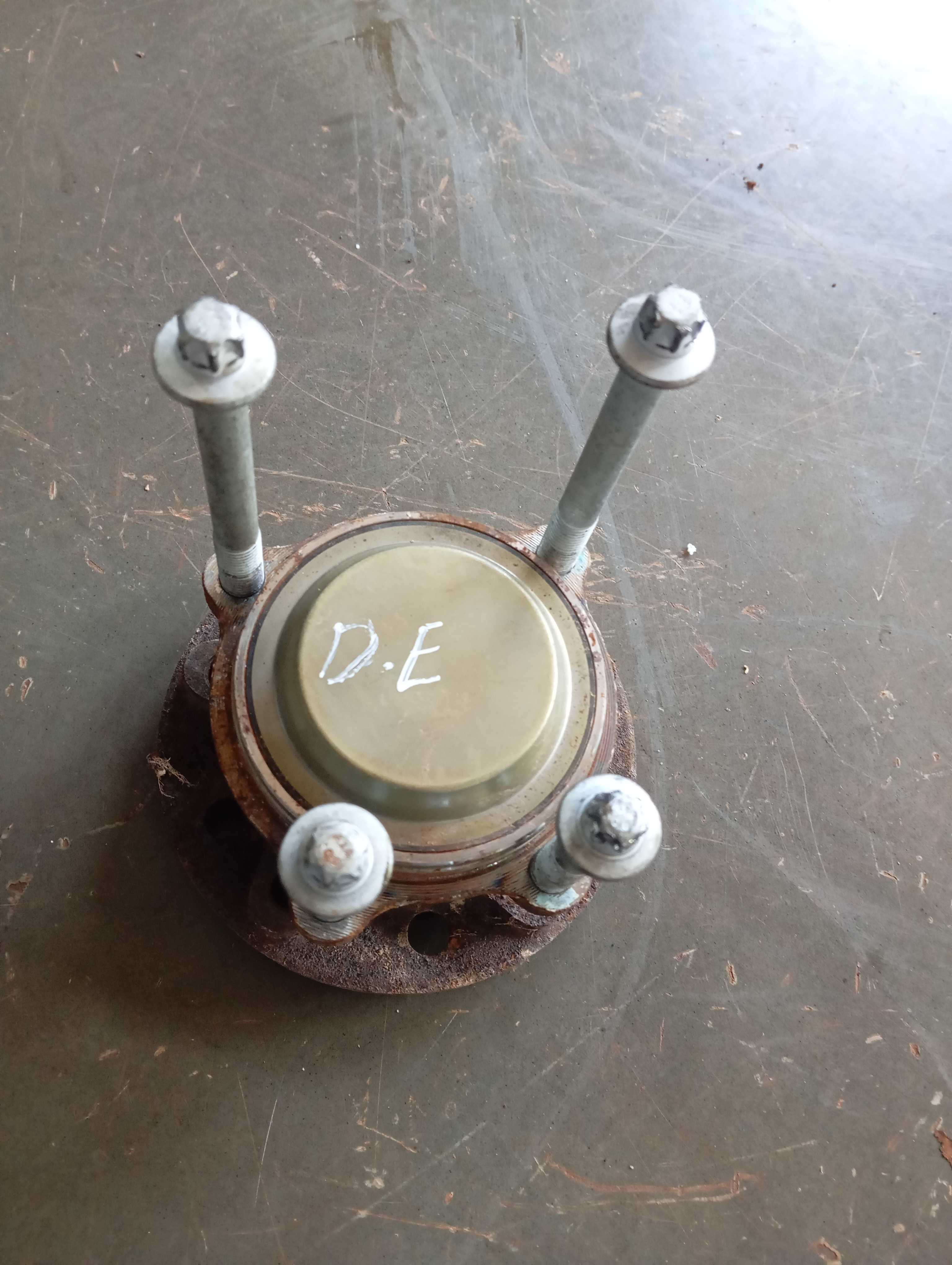 Cubo roda Dianteira Esquerda Mercedes C180 2014 2