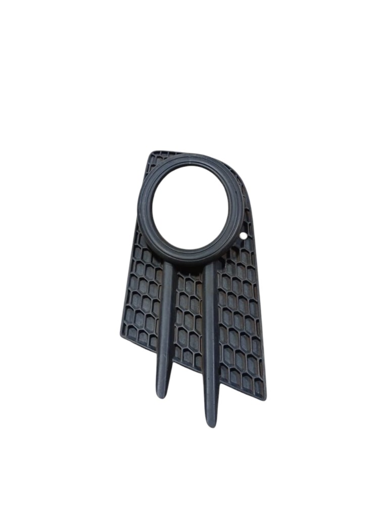 Moldura Farol Milha Direito Volkswagen Jetta 2013 Avaria Direito 3