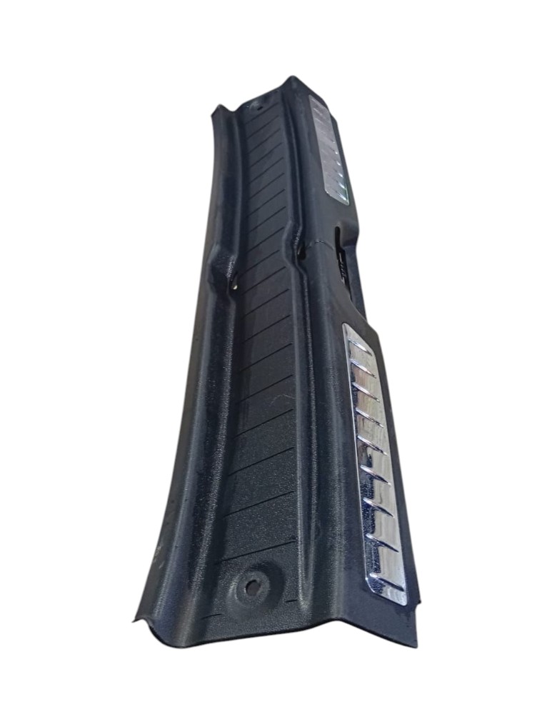 Soleira Tampa Traseira Mercedes B180 2008 Avaria