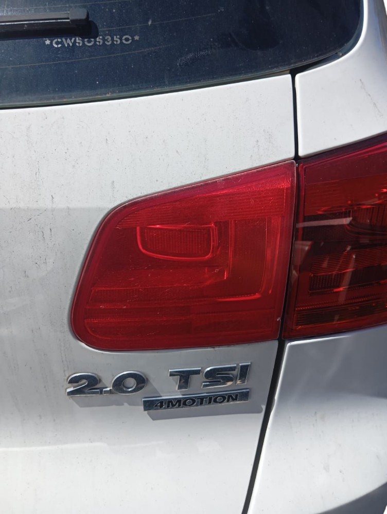 Lanterna Direita Tampa Tras Volkswagen Tiguan 2011 Detalhe Direito/passageiro Vermelho 5