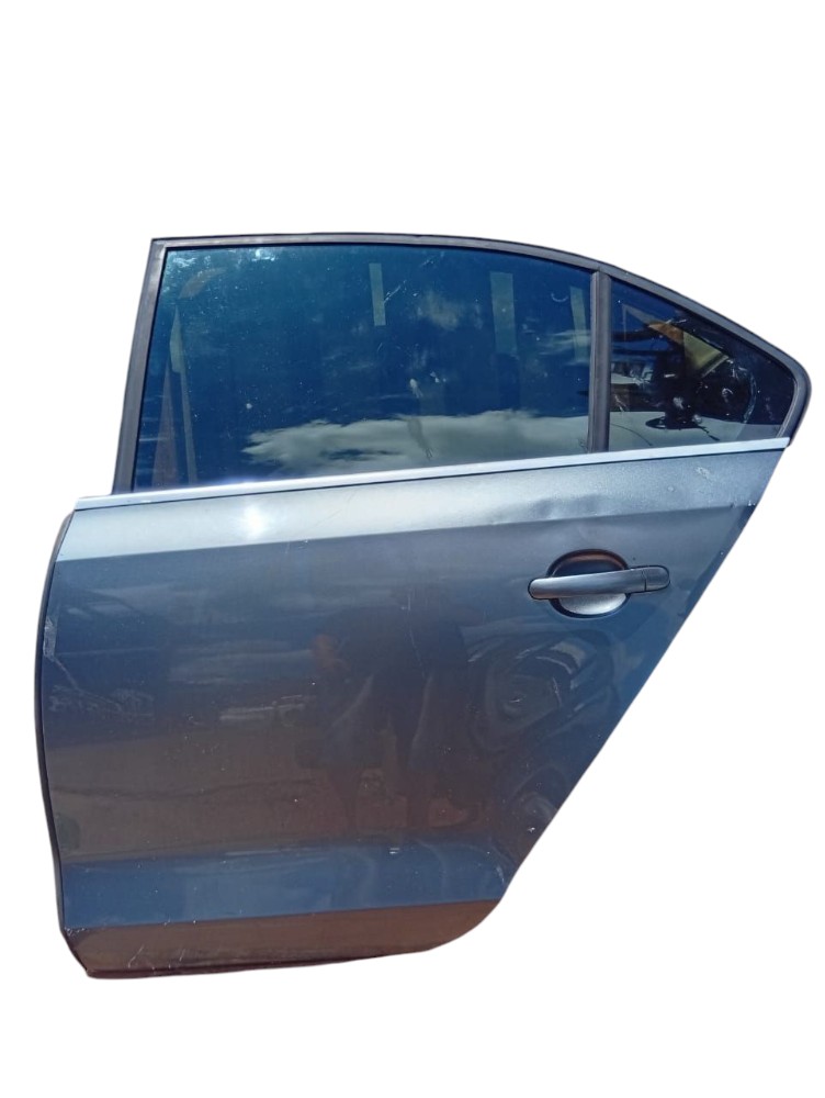 Porta Traseira Esquerda Volkswagen Jetta 2012 2014 Detalhe Traseira Esquerda Cinza