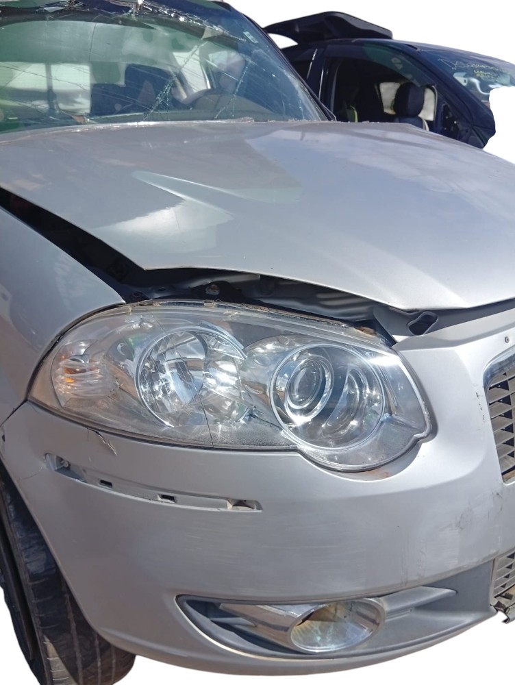 Farol Direito Fiat Siena 2010 Avaria