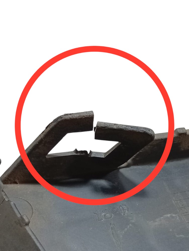 Moldura Farol Milha Direito Volkswagen Jetta 2013 Avaria Direito 6